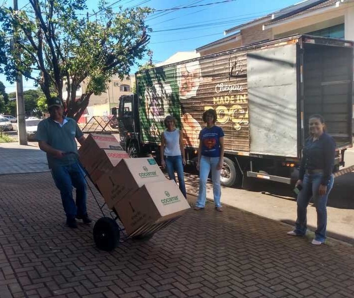 Cooperativa de Maringá produz 13 mil litros de álcool para doações