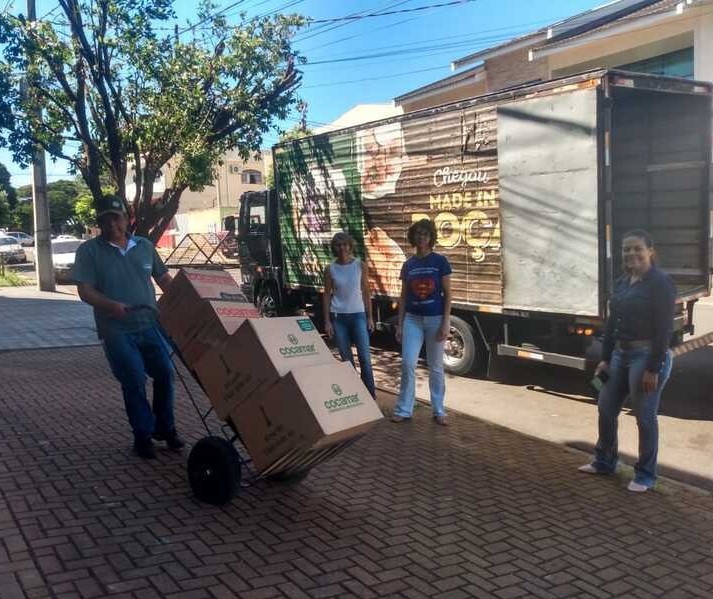 Cooperativa de Maringá produz 13 mil litros de álcool para doações 