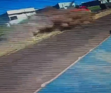 Câmera flagra momento em que caminhão tomba no Contorno Norte; vídeo