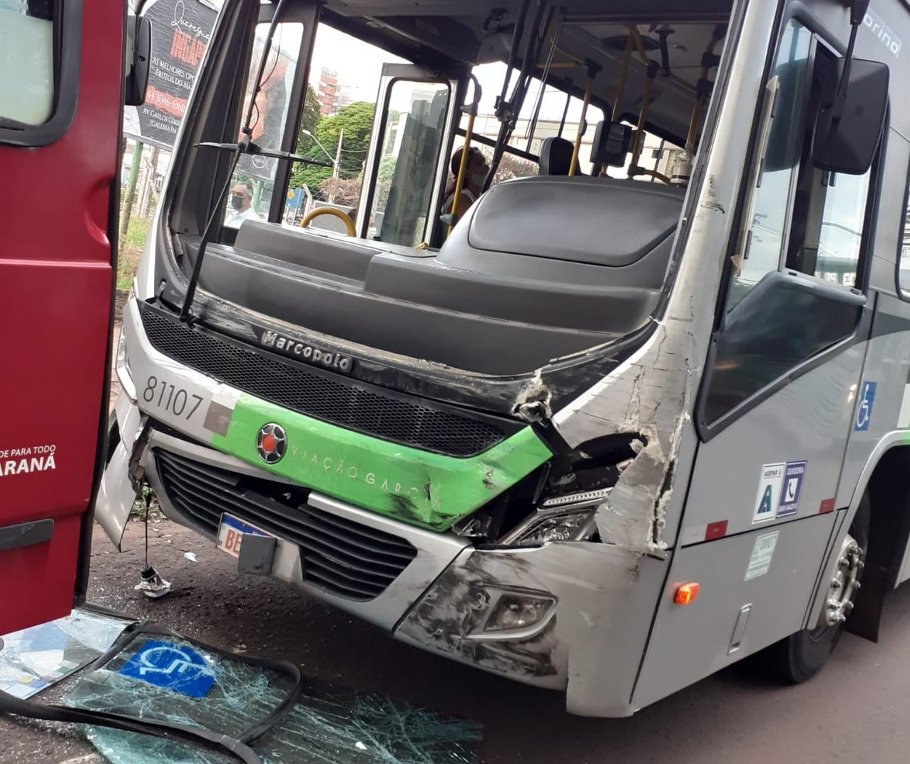 Imagens mostram momento do acidente envolvendo dois ônibus de transporte coletivo em Maringá