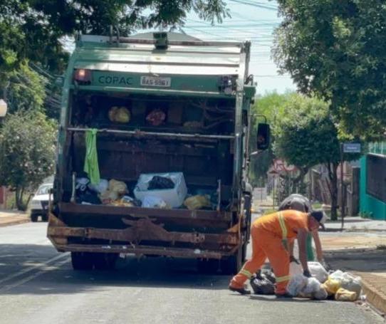 Coletores de lixo retomam trabalho em Sarandi, mas nova paralisação não está descartada