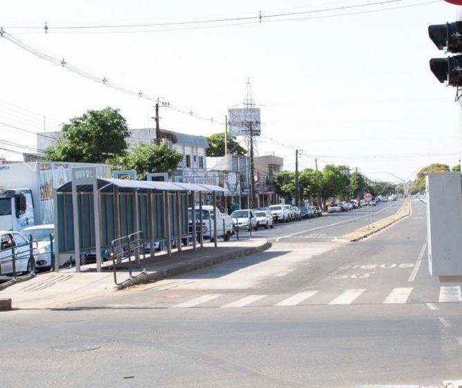 Táxis e ônibus escolar são autorizados a rodar em corredores exclusivos