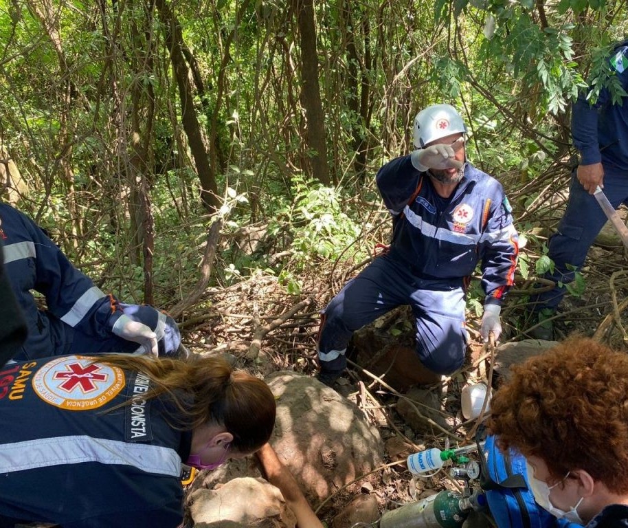 Motociclista cai em ribanceira e fica dois dias inconsciente até conseguir pedir socorro