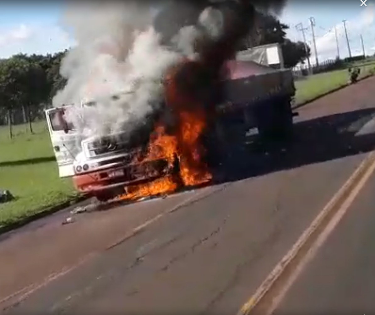 Ouvinte da CBN flagra incêndio em caminhão na PR-317