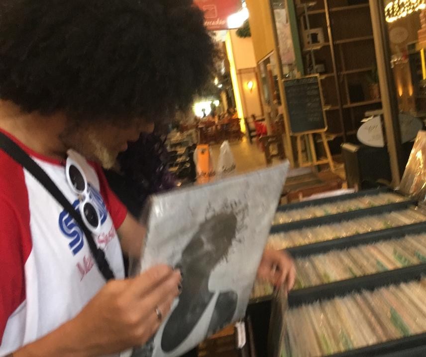 Vinil se torna paixão de jovens que nasceram na era do CD