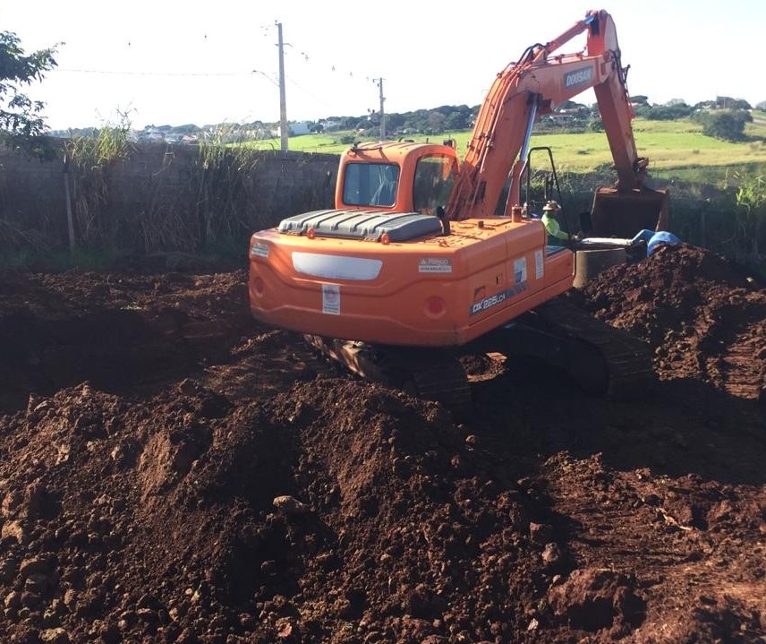 Uma piscina está sendo construída para 600 carpas