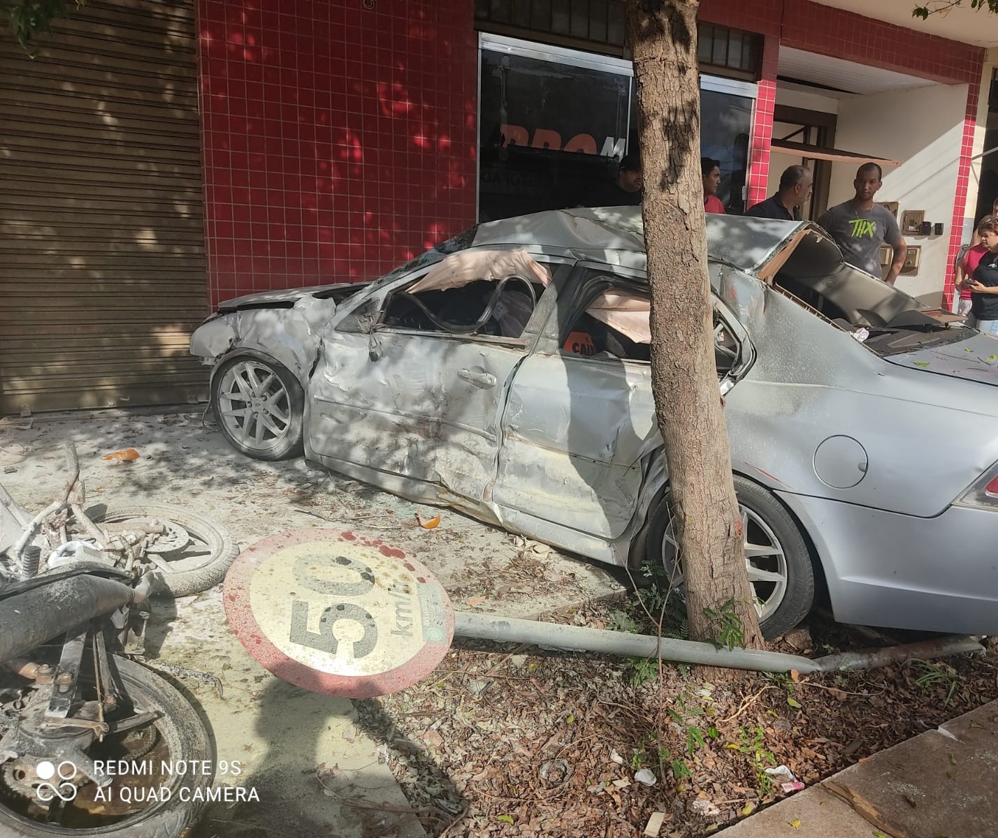 Carro bate em quatro veiculos parados e uma moto pega fogo