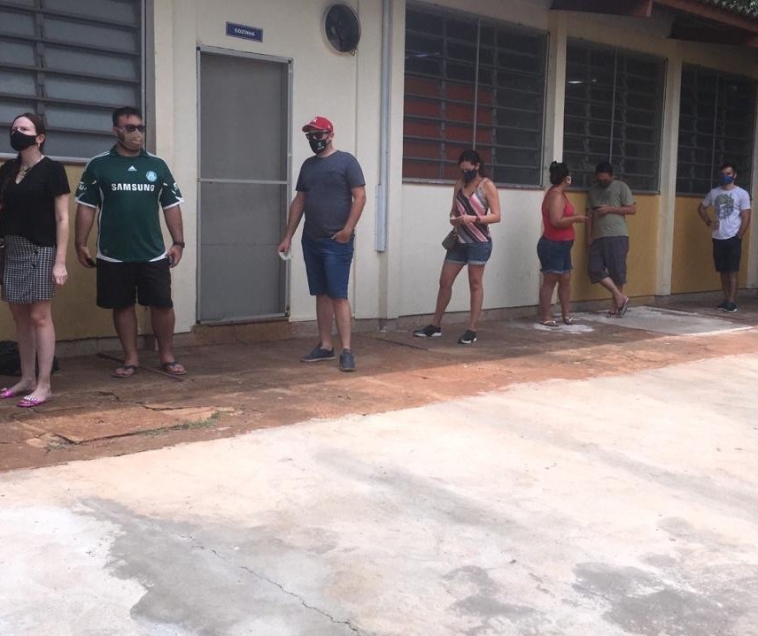 Junção de seções provoca atraso e filas em alguns colégios