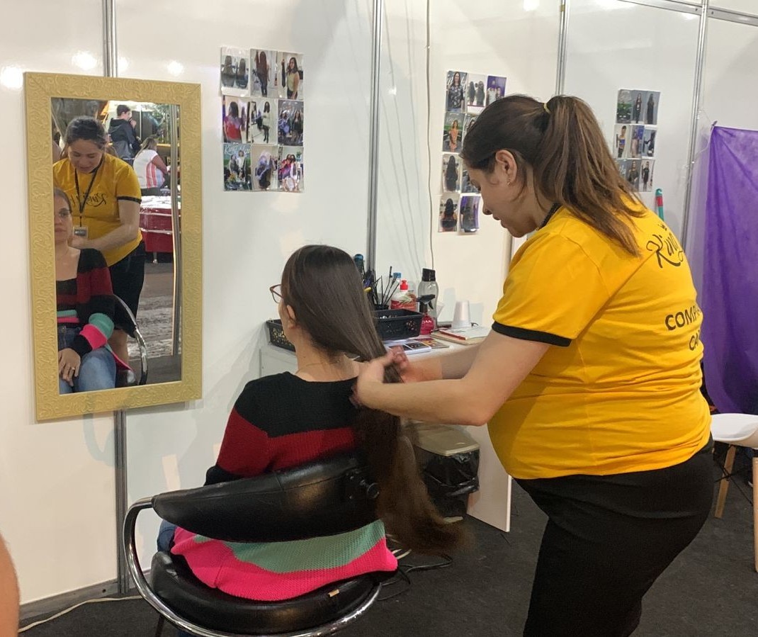 Estande de corte e compra de cabelo com técnica diferente está na Expoingá