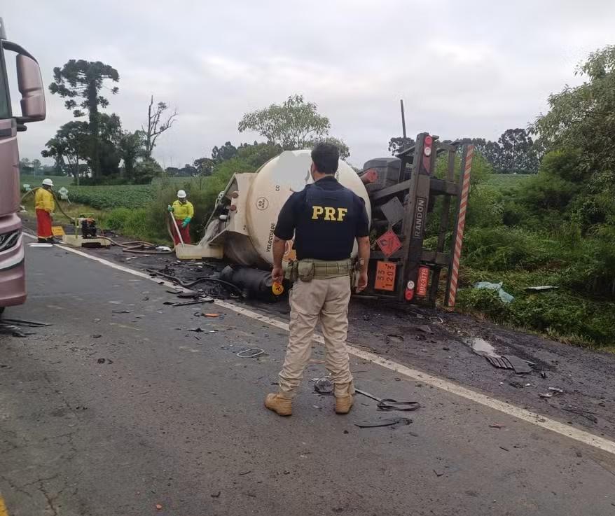 Batida frontal entre caminhões na BR-476 deixa dois mortos