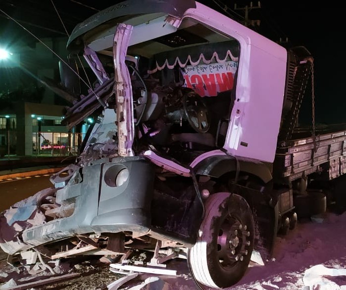 Acidente entre dois caminhões deixa motorista ferido