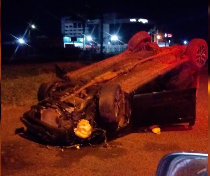 Carro capota e duas pessoas ficam feridas em Maringá