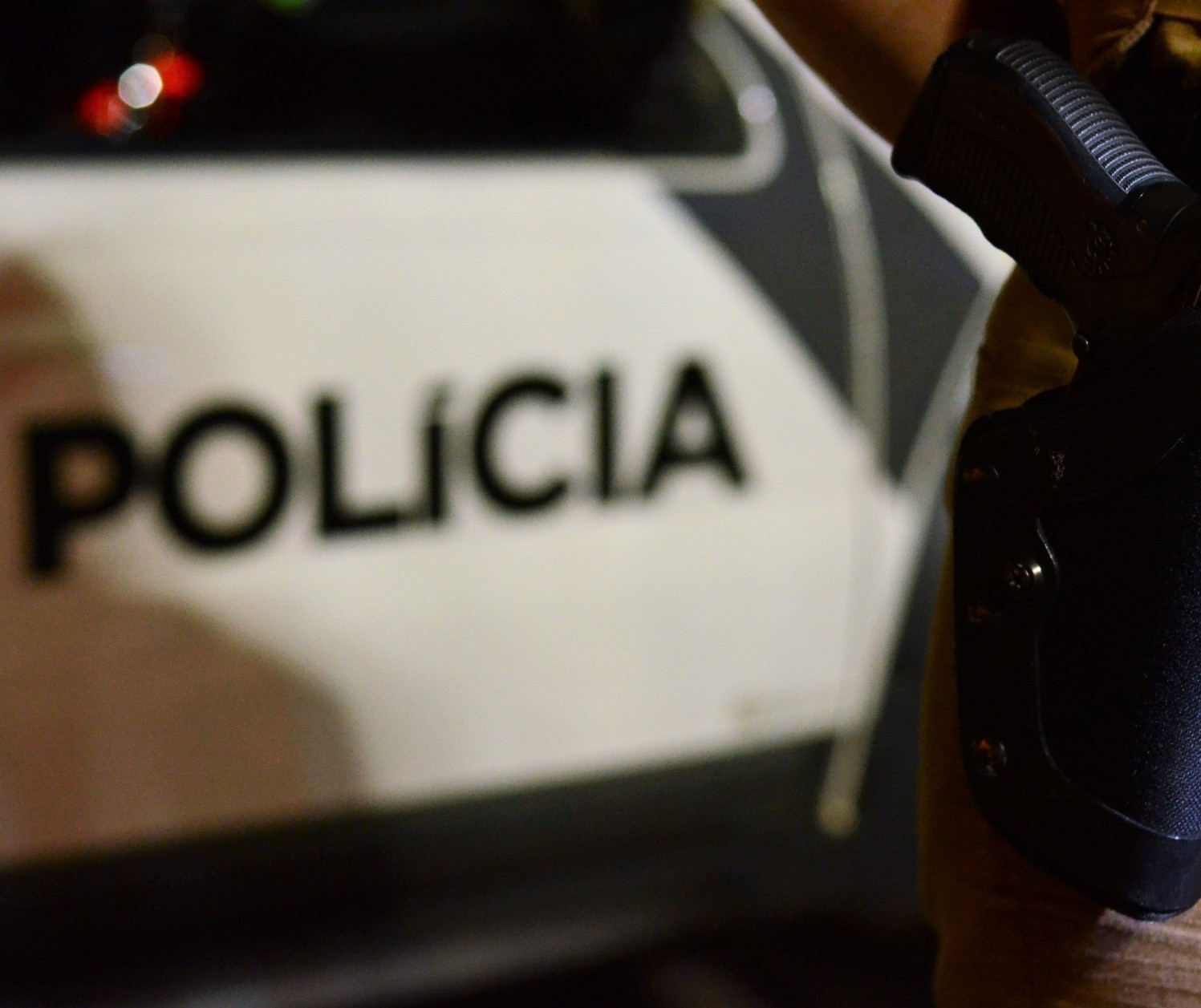 Jovem é baleado com cinco tiros em frente de casa, em Sarandi