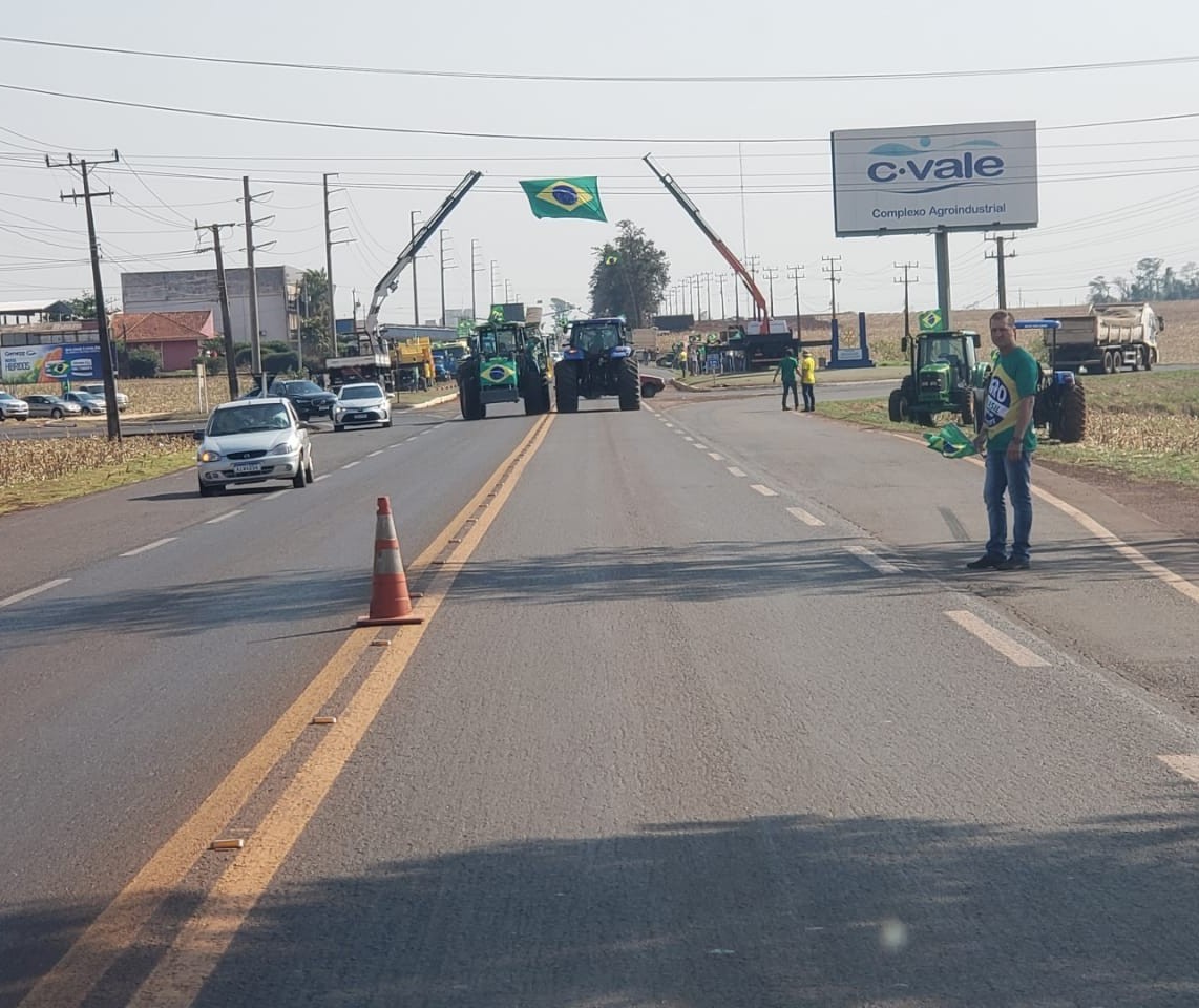 Manifestantes interditam rodovia no oeste e organizam concentrações à tarde em todo o estado