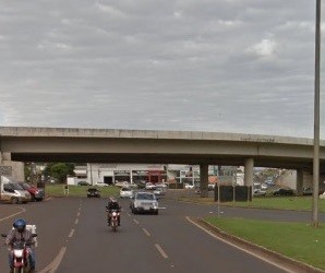 Caminhão derruba poste de energia e interdita viaduto