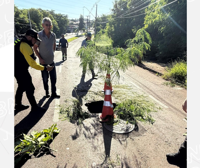 Rompimento de galeria pluvial interdita pista na Alexandre Rasgulaeff