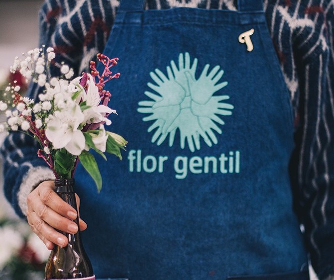 Iniciativa estende vida útil de flores descartadas e distribui para pessoas