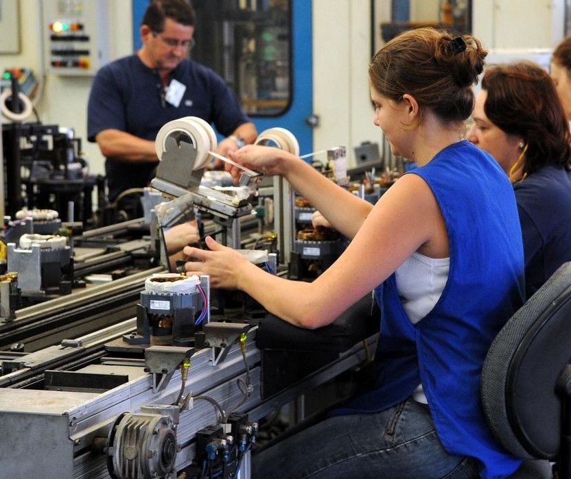 Produção industrial volta a crescer em julho