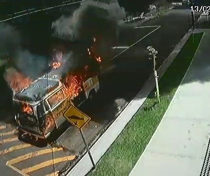 Kombi da prefeitura de Maringá com seis funcionários pega fogo; veja vídeo