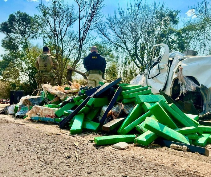 Carro foge da polícia e provoca acidente com morte na PR-323