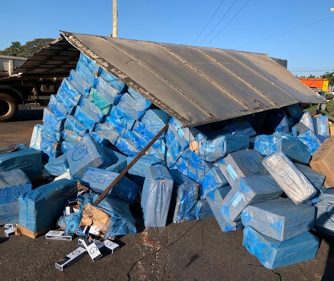 Carreta carregada de cigarros contrabandeados tomba na rotatória do Catuaí