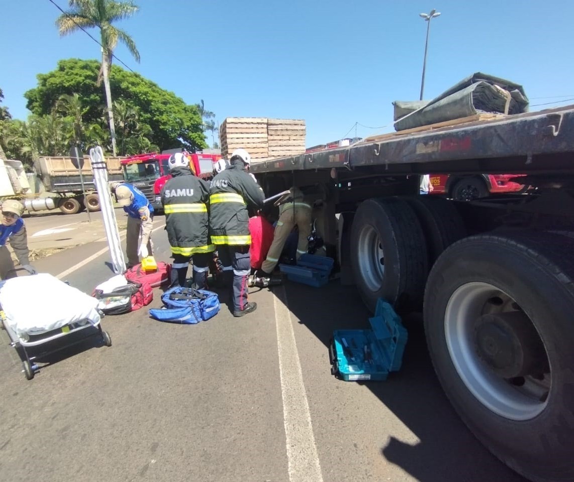 Motociclista fica preso embaixo de caminhão na BR-376