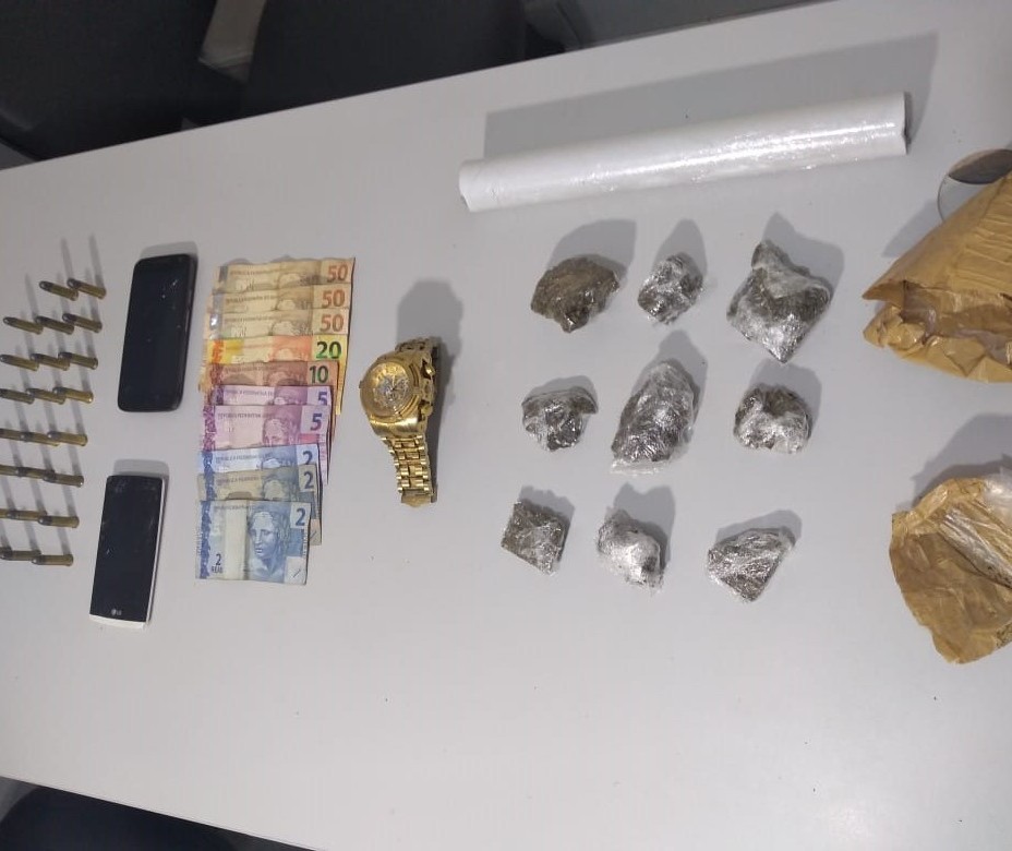 Mãe colabora com polícia para prisão de filho por tráfico de drogas