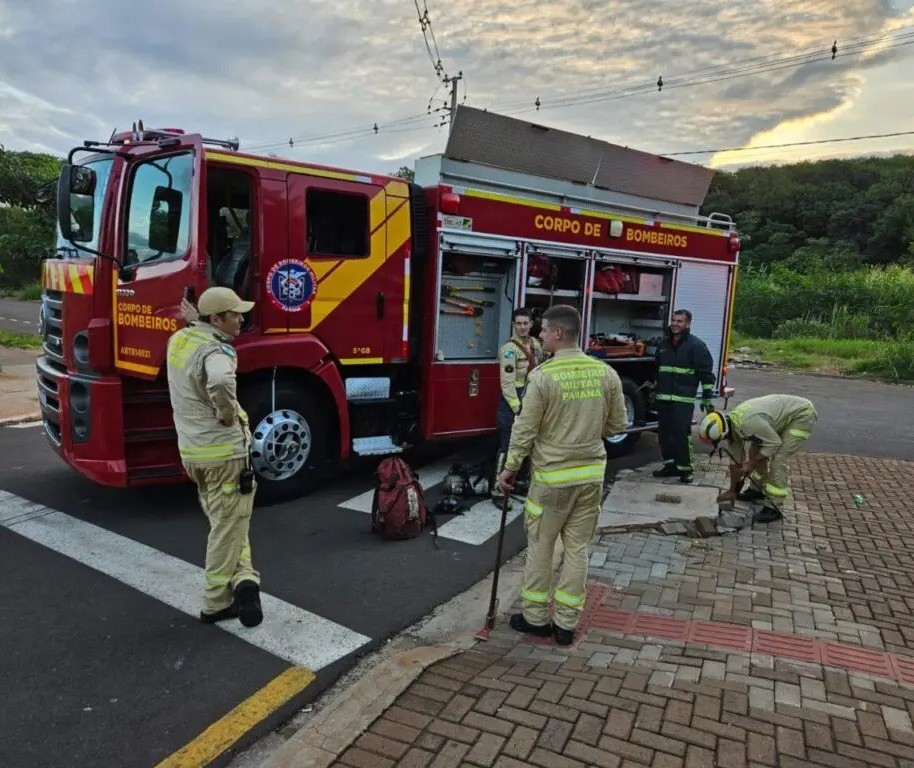 iPhone 15 cai em bueiro, homem entra na tubulação para resgatar e se perde no esgoto