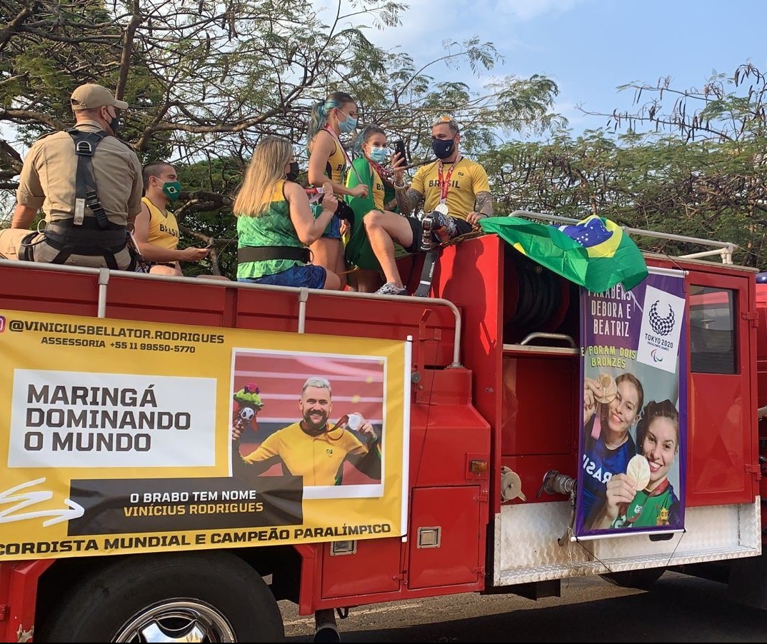 Medalhistas paralímpicos desfilam em carro dos bombeiros
