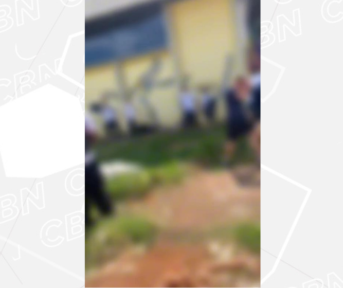 Vídeo mostra estudantes de colégio estadual em briga generalizada