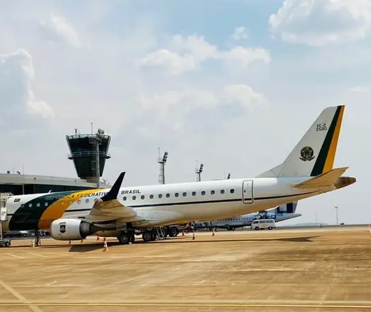 Avião da FAB com equipe de Bolsonaro pousa em Maringá