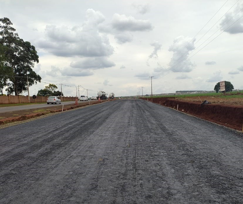 Obras na PR-317: carro faz conversão em pista e atinge motocicleta