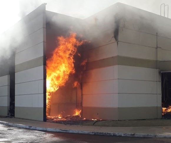 “O prejuízo é imensurável”, desabafa dono de shopping destruído pelo fogo em Maringá