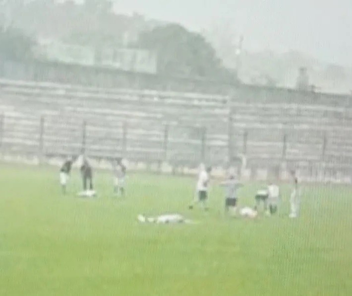 Santo Antônio da Platina: jogador de futebol morre atingido por raio durante partida 