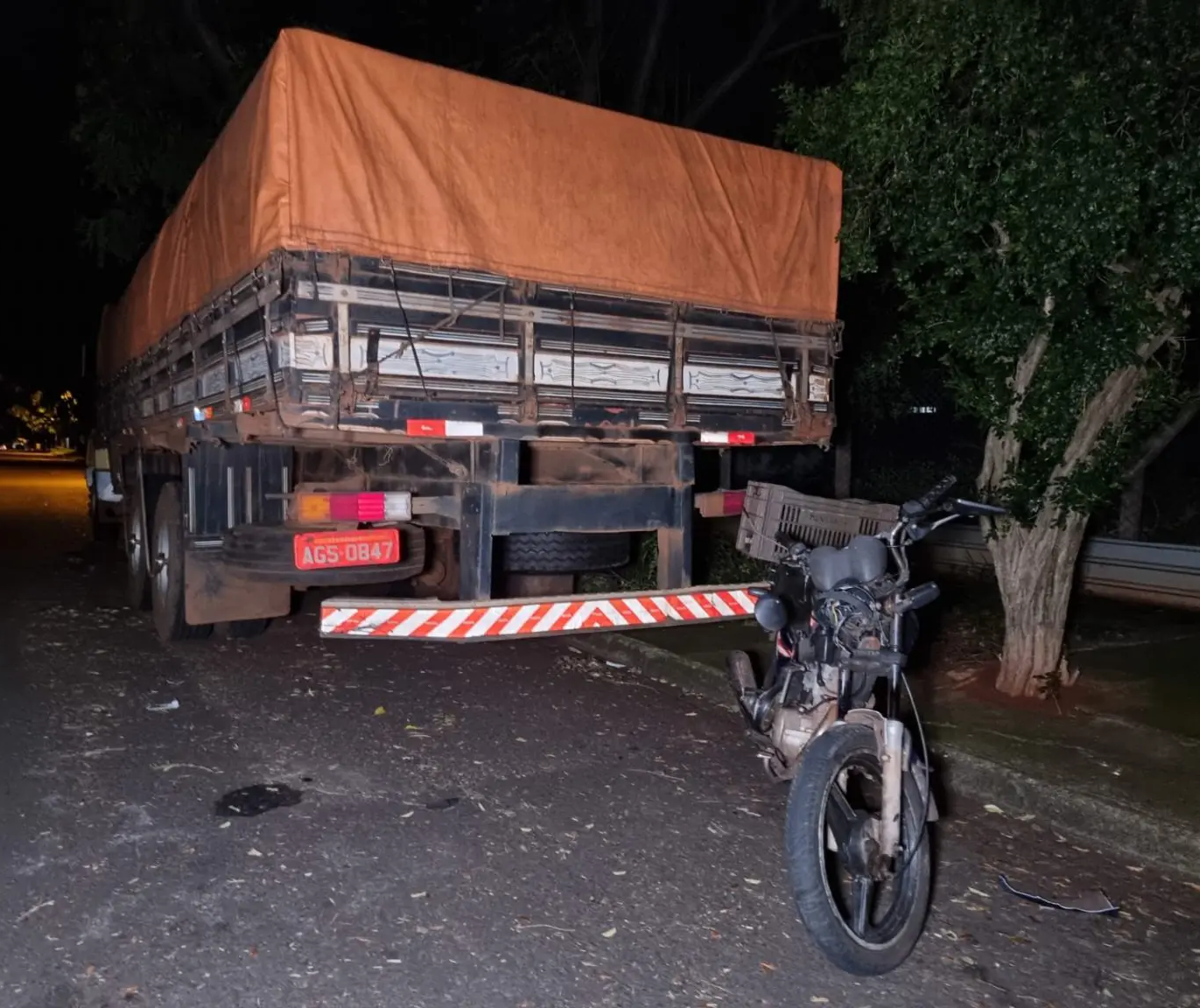 Motociclista fica gravemente ferido ao bater contra traseira de caminhão parado em Maringá