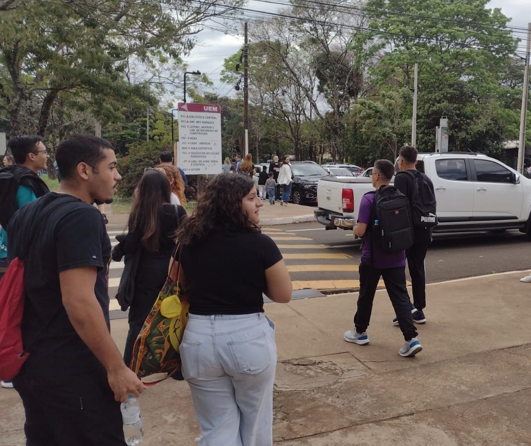 Mais de 12 mil candidatos prestam vestibular da UEM neste domingo (27)