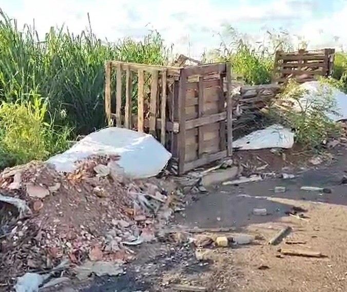 Empresa de Maringá é flagrada jogando lixo em terreno de Paiçandu