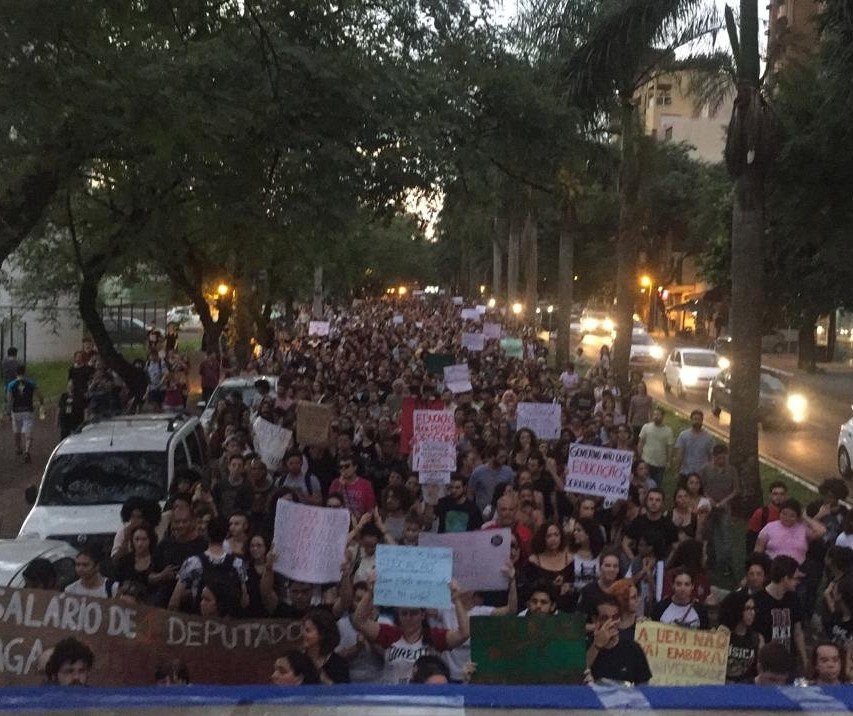 Segundo protesto do mês em apoio à educação reúne centenas de pessoas