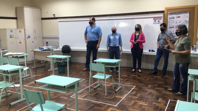 Frente Parlamentar da Educação confere Plano de Contingência para a volta das aulas na rede municipal