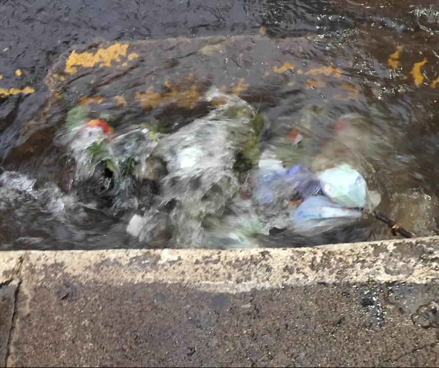 Chuva arrasta lixo e entope bueiros