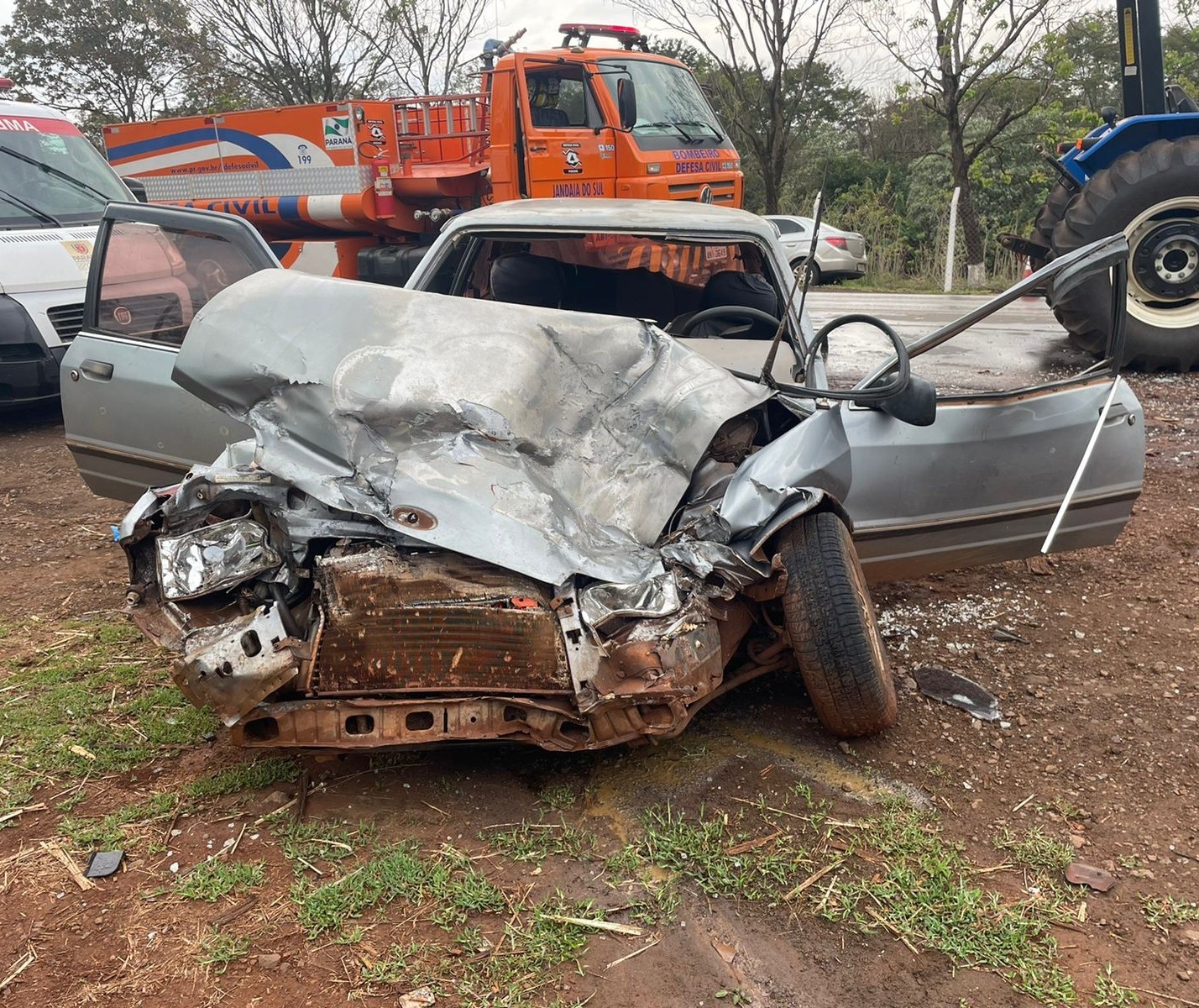 Acidente entre carro e trator deixa casal de idosos ferido no Vale do Ivaí