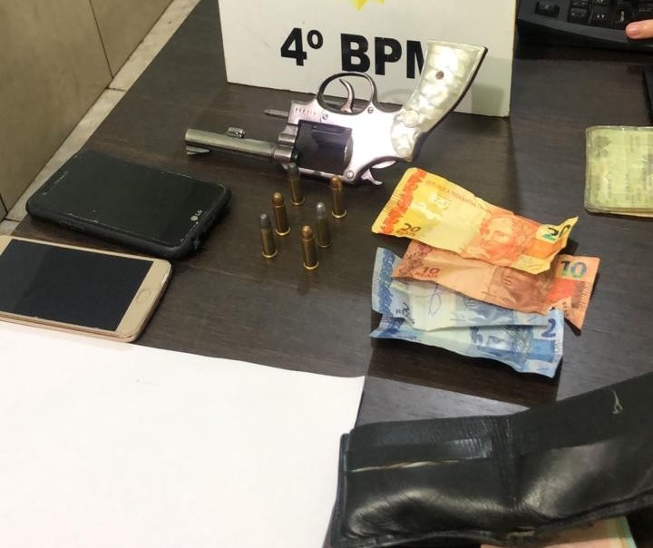 Após fugir da PM e bater carro, dupla é presa por ameaça