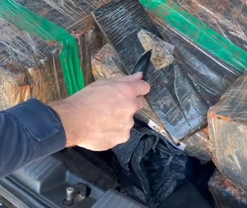 PRF apreende quase 100 kg de maconha em carro abordado na BR-376