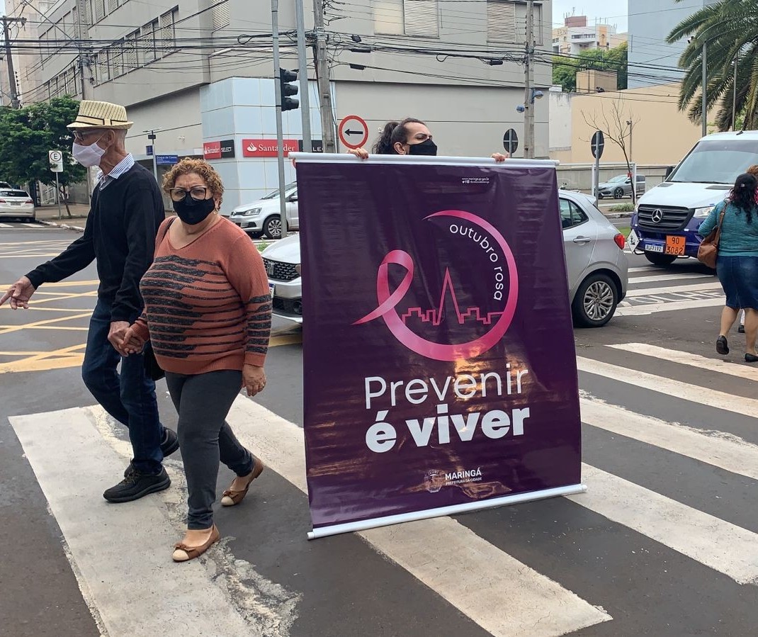 Panfletagem na Avenida Brasil conscientiza sobre o câncer de mama