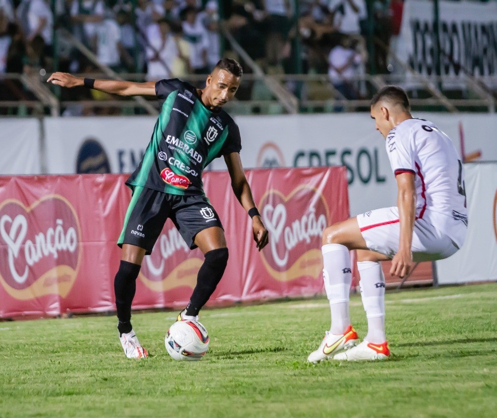 Torcedores brigam nas arquibancadas durante jogo do MFC e Athletico PR, no Willie Davids