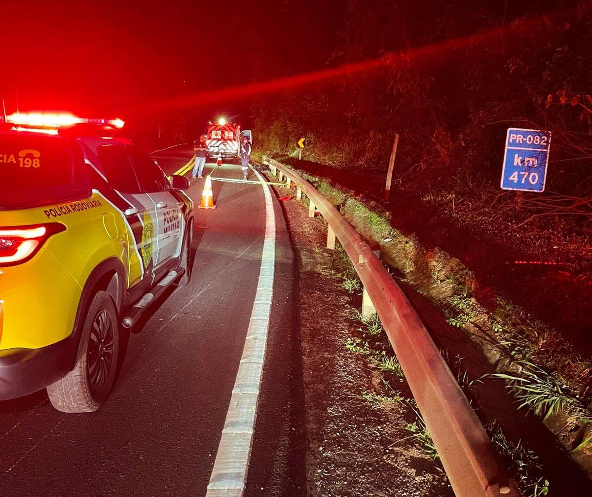 Motociclista morre ao bater moto em defensa metálica
