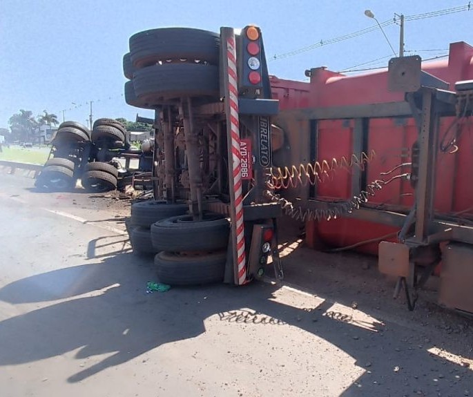 Caminhão tomba no Contorno Norte e espalha carga pela pista