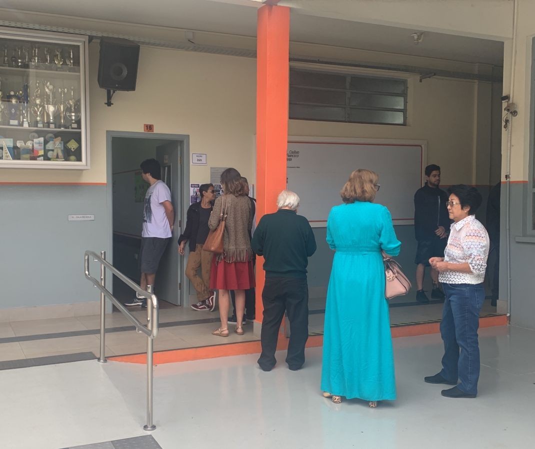 Jovens eleitores votam pela primeira vez