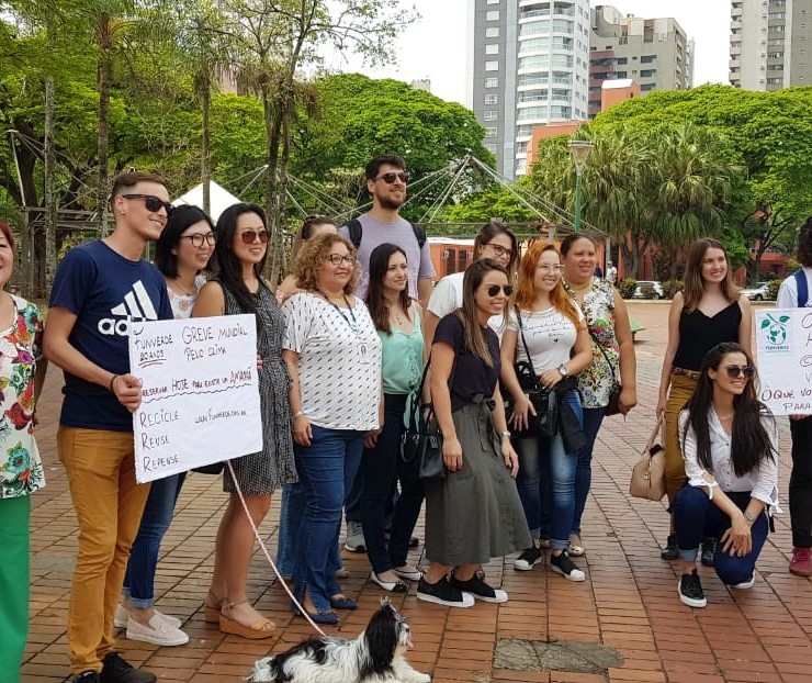 Jovens se mobilizam em protesto contra as mudanças climáticas 