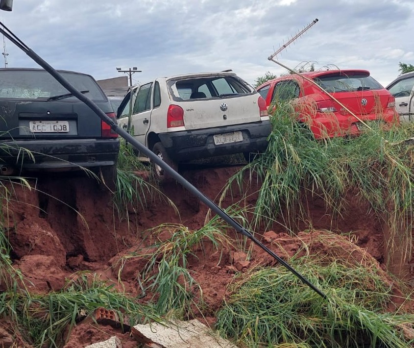 Muro da Apae de Nova Esperança cai com a chuva e escola suspende as aulas presenciais